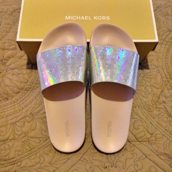 Michael Kors Gilmore Slides - Picture 6 of 10